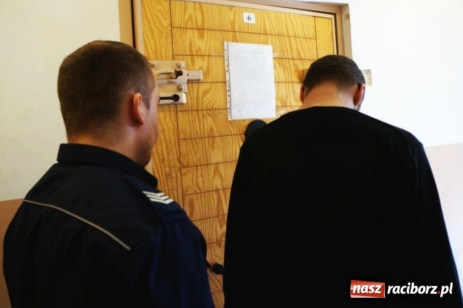 Zdjęcie w galerii na portalu naszraciborz.pl: Trzech na jednego - napadli i ukradli telefon  wiadomości z regionu