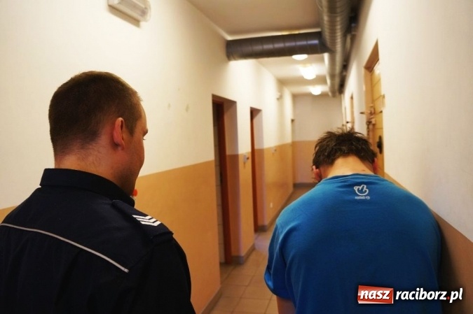 Zdjęcie w galerii na portalu naszraciborz.pl: Trzech na jednego - napadli i ukradli telefon  wiadomości z regionu