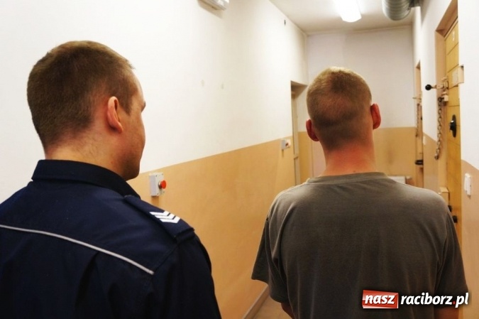 Zdjęcie w galerii na portalu naszraciborz.pl: Trzech na jednego - napadli i ukradli telefon  wiadomości z regionu