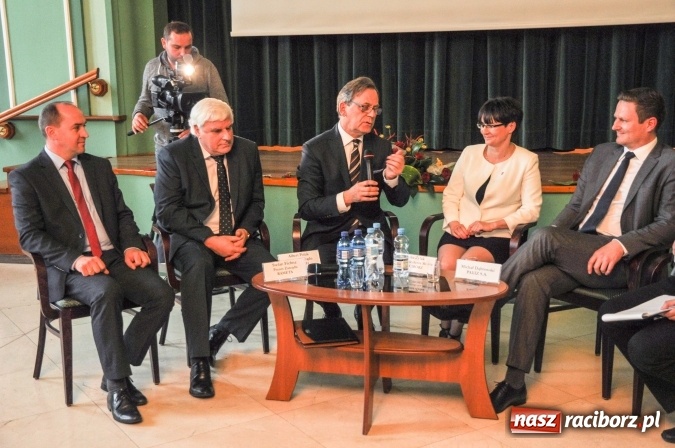 Zdjęcie w galerii na portalu naszraciborz.pl: Trzeba eliminować urzędniczą zarazę, czyli o budowaniu konkurencyjności miasta na I Forum Gospodarczym w Raciborzu wiadomości z regionu