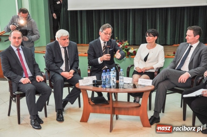 Zdjęcie w galerii na portalu naszraciborz.pl: Trzeba eliminować urzędniczą zarazę, czyli o budowaniu konkurencyjności miasta na I Forum Gospodarczym w Raciborzu wiadomości z regionu