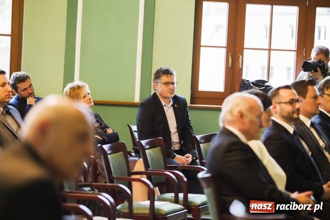 Zdjęcie w galerii na portalu naszraciborz.pl: Trzeba eliminować urzędniczą zarazę, czyli o budowaniu konkurencyjności miasta na I Forum Gospodarczym w Raciborzu wiadomości z regionu