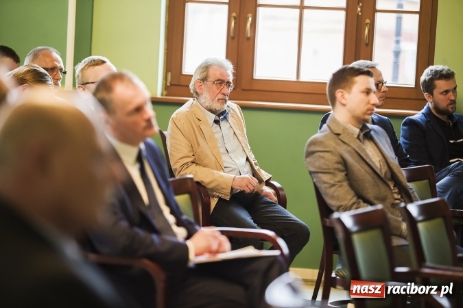 Zdjęcie w galerii na portalu naszraciborz.pl: Trzeba eliminować urzędniczą zarazę, czyli o budowaniu konkurencyjności miasta na I Forum Gospodarczym w Raciborzu wiadomości z regionu