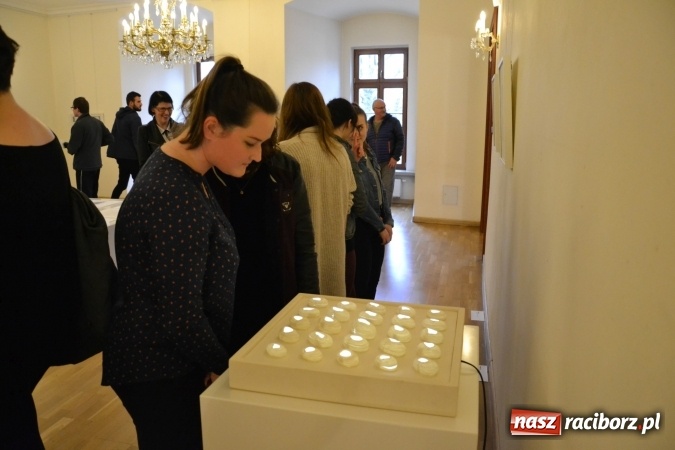 Zdjęcie w galerii na portalu naszraciborz.pl: PALIMPSESTY - wernisaż prac Joanny Apanowicz na zamku wiadomości z regionu