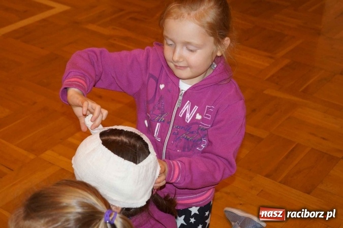 Zdjęcie w galerii na portalu naszraciborz.pl: Uczniowie Zespołu Szkolno-Przedszkolnego nr 1 uczyli się ratować wiadomości z regionu