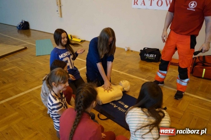 Zdjęcie w galerii na portalu naszraciborz.pl: Uczniowie Zespołu Szkolno-Przedszkolnego nr 1 uczyli się ratować wiadomości z regionu