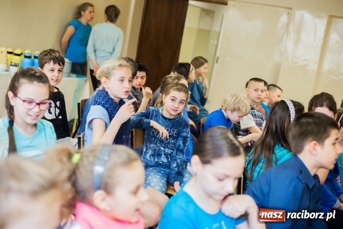 Zdjęcie w galerii na portalu naszraciborz.pl: SP 1. Obchody Dnia Świadomości Autyzmu wiadomości z regionu