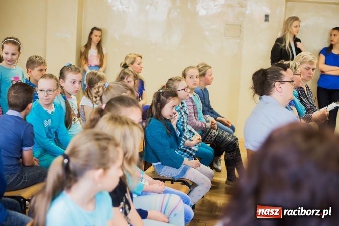 Zdjęcie w galerii na portalu naszraciborz.pl: SP 1. Obchody Dnia Świadomości Autyzmu wiadomości z regionu