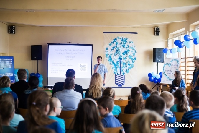 Zdjęcie w galerii na portalu naszraciborz.pl: SP 1. Obchody Dnia Świadomości Autyzmu wiadomości z regionu