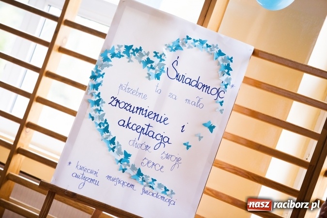 Zdjęcie w galerii na portalu naszraciborz.pl: SP 1. Obchody Dnia Świadomości Autyzmu wiadomości z regionu