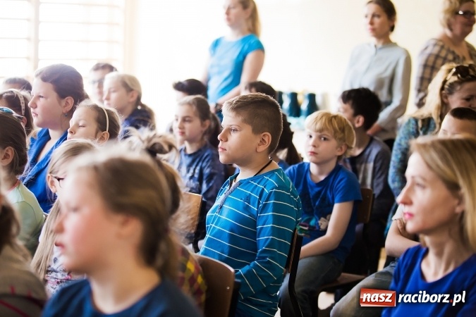 Zdjęcie w galerii na portalu naszraciborz.pl: SP 1. Obchody Dnia Świadomości Autyzmu wiadomości z regionu