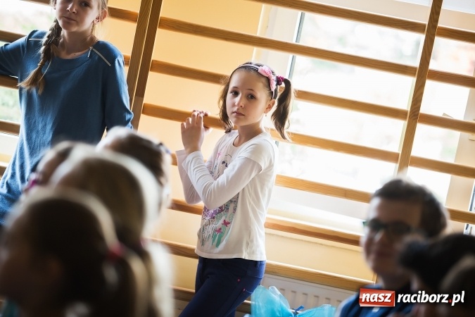 Zdjęcie w galerii na portalu naszraciborz.pl: SP 1. Obchody Dnia Świadomości Autyzmu wiadomości z regionu