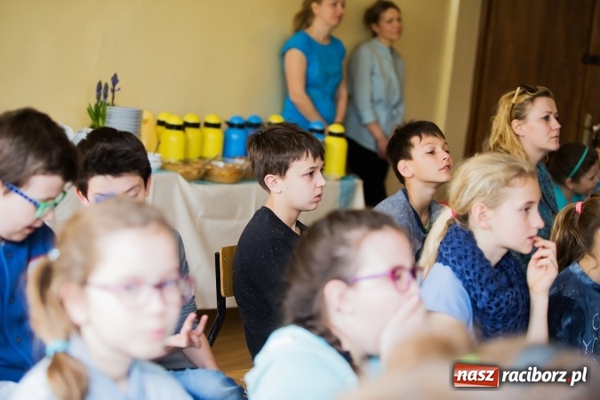 Zdjęcie w galerii na portalu naszraciborz.pl: SP 1. Obchody Dnia Świadomości Autyzmu wiadomości z regionu