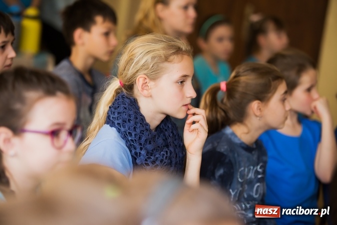 Zdjęcie w galerii na portalu naszraciborz.pl: SP 1. Obchody Dnia Świadomości Autyzmu wiadomości z regionu