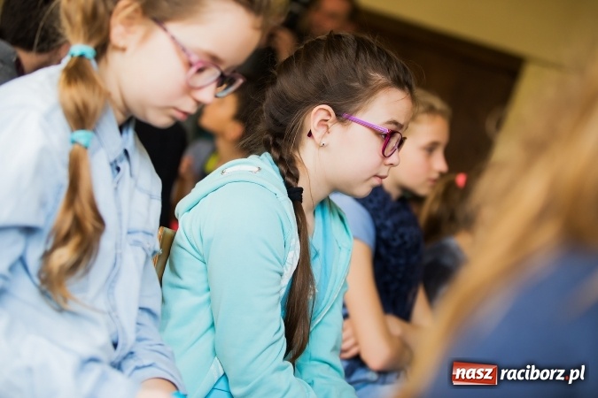 Zdjęcie w galerii na portalu naszraciborz.pl: SP 1. Obchody Dnia Świadomości Autyzmu wiadomości z regionu