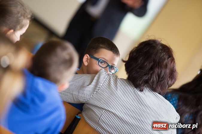 Zdjęcie w galerii na portalu naszraciborz.pl: SP 1. Obchody Dnia Świadomości Autyzmu wiadomości z regionu