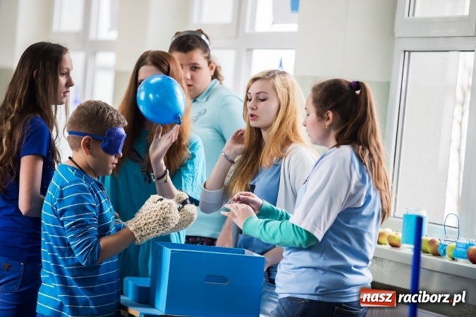 Zdjęcie w galerii na portalu naszraciborz.pl: SP 1. Obchody Dnia Świadomości Autyzmu wiadomości z regionu