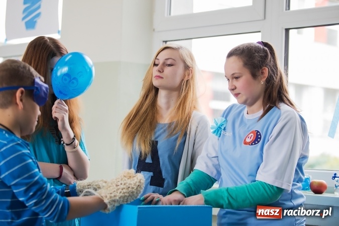 Zdjęcie w galerii na portalu naszraciborz.pl: SP 1. Obchody Dnia Świadomości Autyzmu wiadomości z regionu