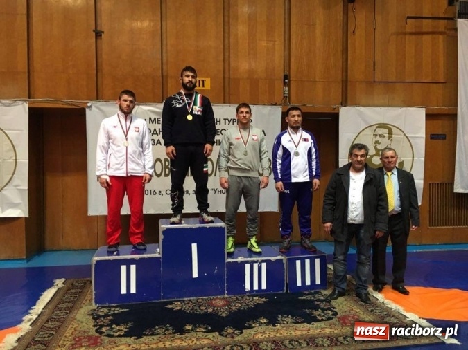 Zdjęcie w galerii na portalu naszraciborz.pl: Pierwsze starty zapaśników Dębu w tegorocznych turniejach w zapasach napawają optymizmem  wiadomości z regionu