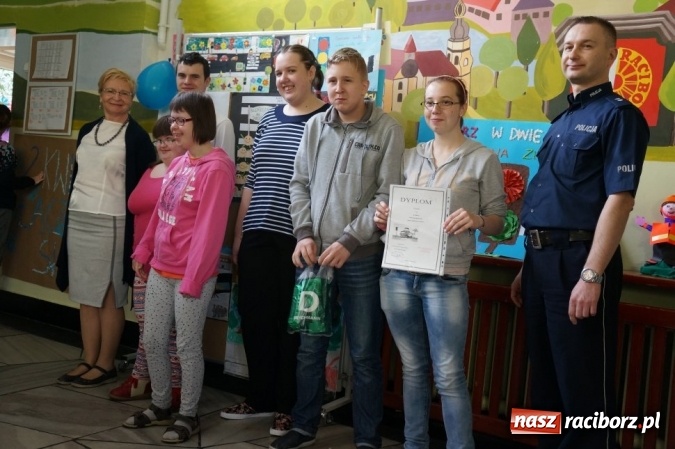 Zdjęcie w galerii na portalu naszraciborz.pl: Jestem bezpieczny na drodze - ZSS i policjanci zorganizowali konkurs plastyczny dla uczniów  wiadomości z regionu