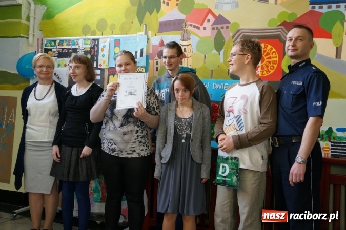 Zdjęcie w galerii na portalu naszraciborz.pl: Jestem bezpieczny na drodze - ZSS i policjanci zorganizowali konkurs plastyczny dla uczniów  wiadomości z regionu