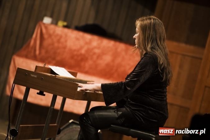 Zdjęcie w galerii na portalu naszraciborz.pl: Koncert zespołu Liarman w szkole muzycznej wiadomości z regionu