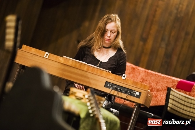 Zdjęcie w galerii na portalu naszraciborz.pl: Koncert zespołu Liarman w szkole muzycznej wiadomości z regionu