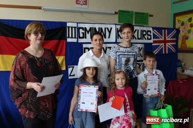 Zdjęcie w galerii na portalu naszraciborz.pl: W Chałupkach recytowali po angielsku i niemiecku  wiadomości z regionu