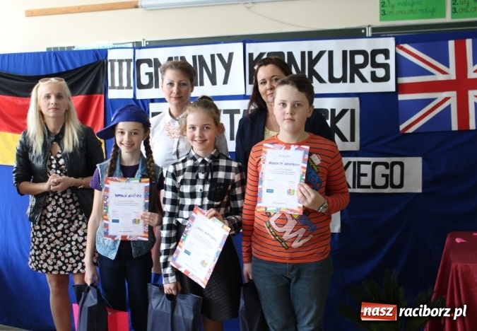 Zdjęcie w galerii na portalu naszraciborz.pl: W Chałupkach recytowali po angielsku i niemiecku  wiadomości z regionu