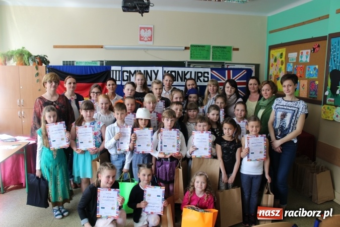 Zdjęcie w galerii na portalu naszraciborz.pl: W Chałupkach recytowali po angielsku i niemiecku  wiadomości z regionu