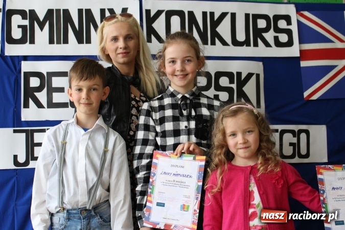 Zdjęcie w galerii na portalu naszraciborz.pl: W Chałupkach recytowali po angielsku i niemiecku  wiadomości z regionu