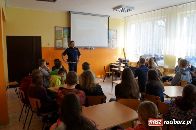 Zdjęcie w galerii na portalu naszraciborz.pl: Raciborscy policjanci spotkali się z młodzieżą z Gimnazjum nr 1 wiadomości z regionu
