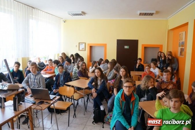 Zdjęcie w galerii na portalu naszraciborz.pl: Raciborscy policjanci spotkali się z młodzieżą z Gimnazjum nr 1 wiadomości z regionu