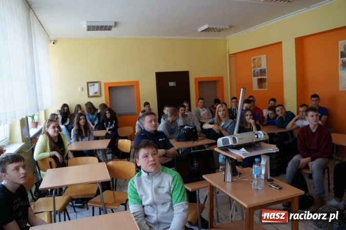 Zdjęcie w galerii na portalu naszraciborz.pl: Raciborscy policjanci spotkali się z młodzieżą z Gimnazjum nr 1 wiadomości z regionu