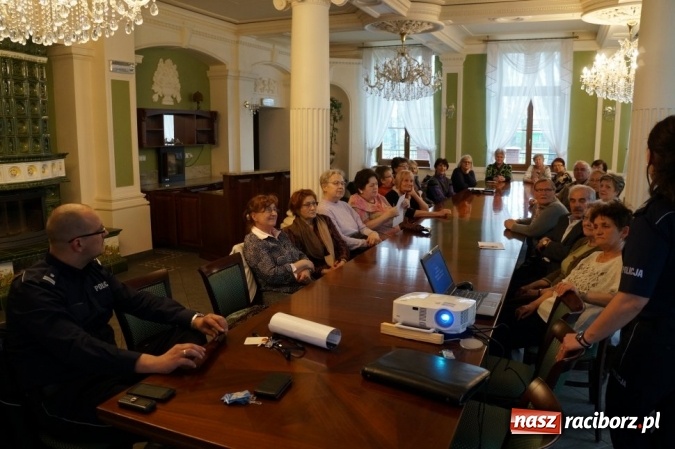 Zdjęcie w galerii na portalu naszraciborz.pl: Seniorzy ze Stowarzyszenia Aktywny Senior rozmawiali o bezpieczeństwie z policjantami wiadomości z regionu