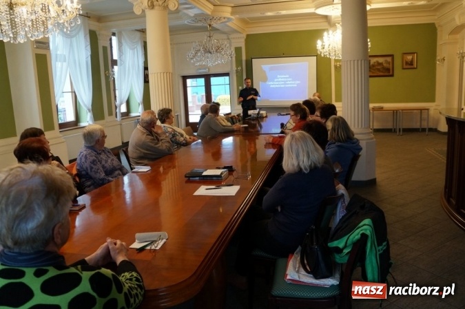 Zdjęcie w galerii na portalu naszraciborz.pl: Seniorzy ze Stowarzyszenia Aktywny Senior rozmawiali o bezpieczeństwie z policjantami wiadomości z regionu