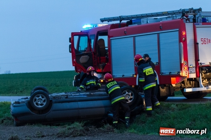 Zdjęcie w galerii na portalu naszraciborz.pl: Peugeot dachował na trasie Lekartów-Cyprzanów FOTO wiadomości z regionu