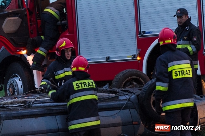 Zdjęcie w galerii na portalu naszraciborz.pl: Peugeot dachował na trasie Lekartów-Cyprzanów FOTO wiadomości z regionu