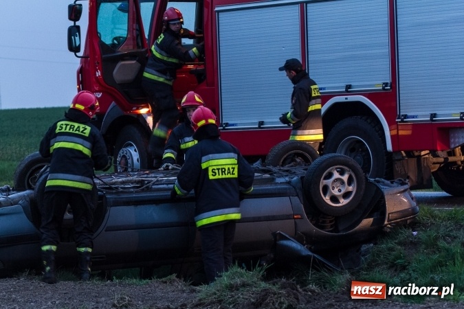 Zdjęcie w galerii na portalu naszraciborz.pl: Peugeot dachował na trasie Lekartów-Cyprzanów FOTO wiadomości z regionu