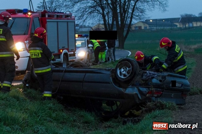 Zdjęcie w galerii na portalu naszraciborz.pl: Peugeot dachował na trasie Lekartów-Cyprzanów FOTO wiadomości z regionu
