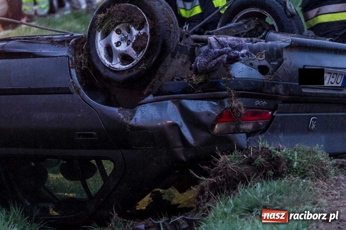 Zdjęcie w galerii na portalu naszraciborz.pl: Peugeot dachował na trasie Lekartów-Cyprzanów FOTO wiadomości z regionu