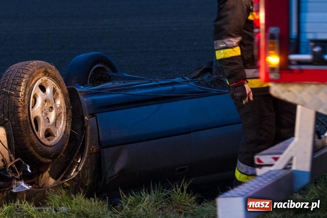 Zdjęcie w galerii na portalu naszraciborz.pl: Peugeot dachował na trasie Lekartów-Cyprzanów FOTO wiadomości z regionu