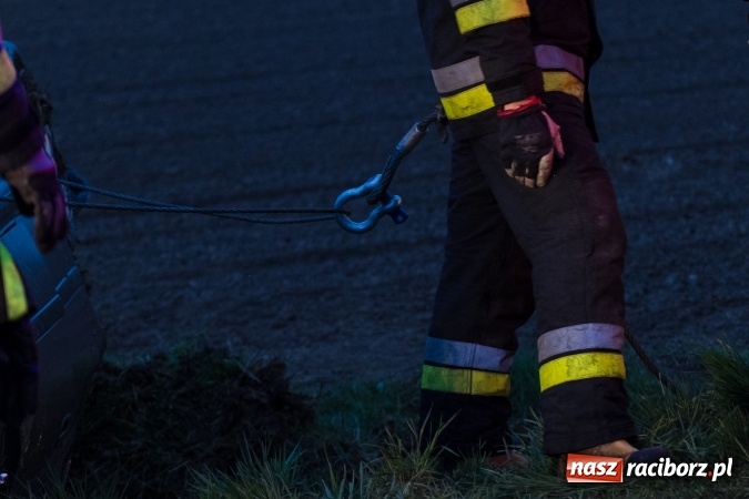 Zdjęcie w galerii na portalu naszraciborz.pl: Peugeot dachował na trasie Lekartów-Cyprzanów FOTO wiadomości z regionu