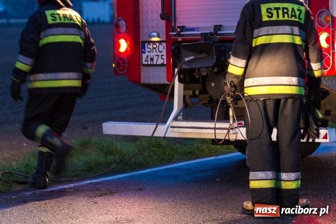 Zdjęcie w galerii na portalu naszraciborz.pl: Peugeot dachował na trasie Lekartów-Cyprzanów FOTO wiadomości z regionu
