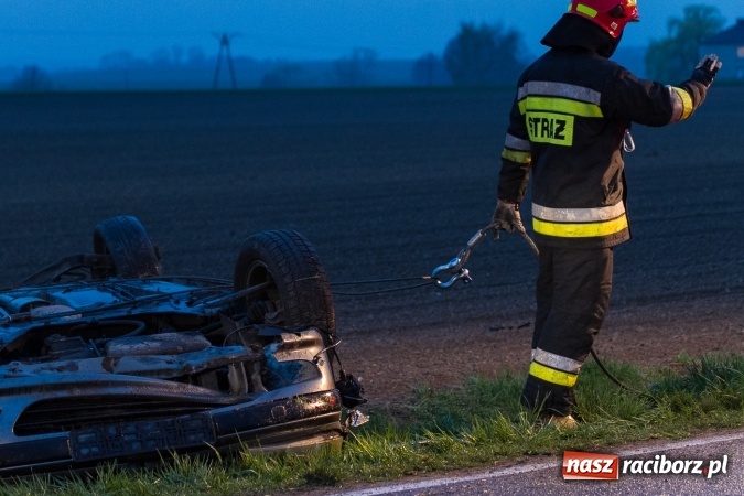 Zdjęcie w galerii na portalu naszraciborz.pl: Peugeot dachował na trasie Lekartów-Cyprzanów FOTO wiadomości z regionu
