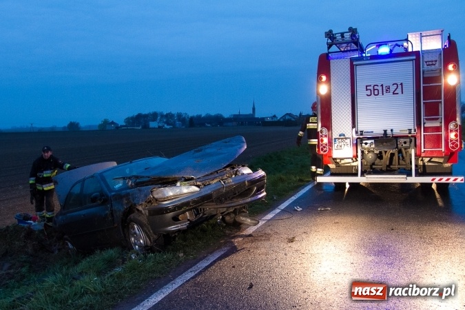 Zdjęcie w galerii na portalu naszraciborz.pl: Peugeot dachował na trasie Lekartów-Cyprzanów FOTO wiadomości z regionu