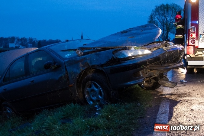 Zdjęcie w galerii na portalu naszraciborz.pl: Peugeot dachował na trasie Lekartów-Cyprzanów FOTO wiadomości z regionu