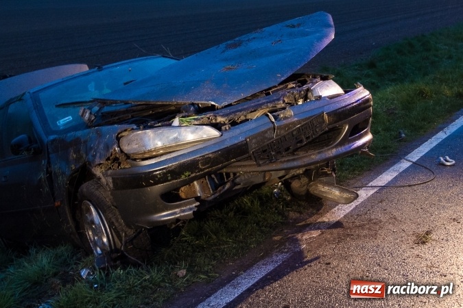 Zdjęcie w galerii na portalu naszraciborz.pl: Peugeot dachował na trasie Lekartów-Cyprzanów FOTO wiadomości z regionu