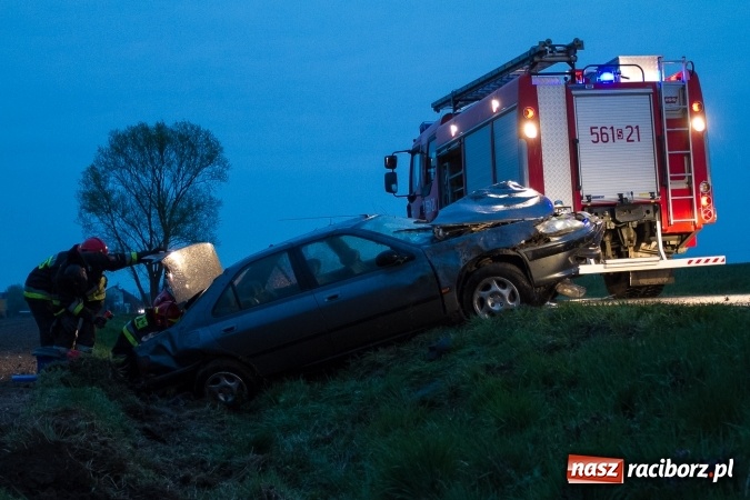 Zdjęcie w galerii na portalu naszraciborz.pl: Peugeot dachował na trasie Lekartów-Cyprzanów FOTO wiadomości z regionu