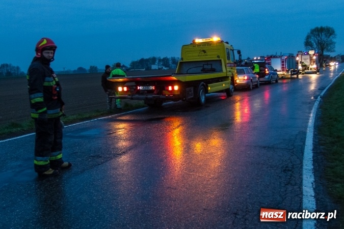 Zdjęcie w galerii na portalu naszraciborz.pl: Peugeot dachował na trasie Lekartów-Cyprzanów FOTO wiadomości z regionu